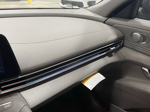 Used 2025 Hyundai Elantra SEL FWD image 25