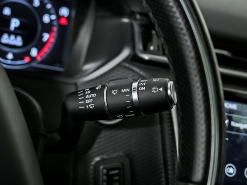 Used 2019 Land Rover Range Rover Velar R-Dynamic SE image 27