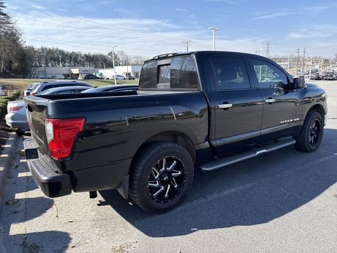 Used 2019 Nissan Titan SV w/ SV Convenience Package image 10