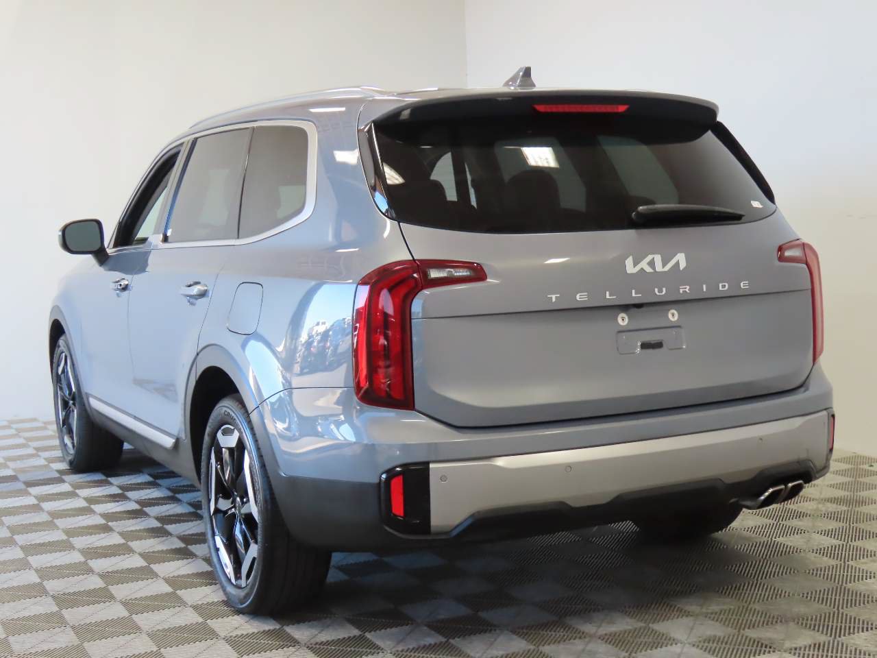Used 2025 Kia Telluride S FWD image 3