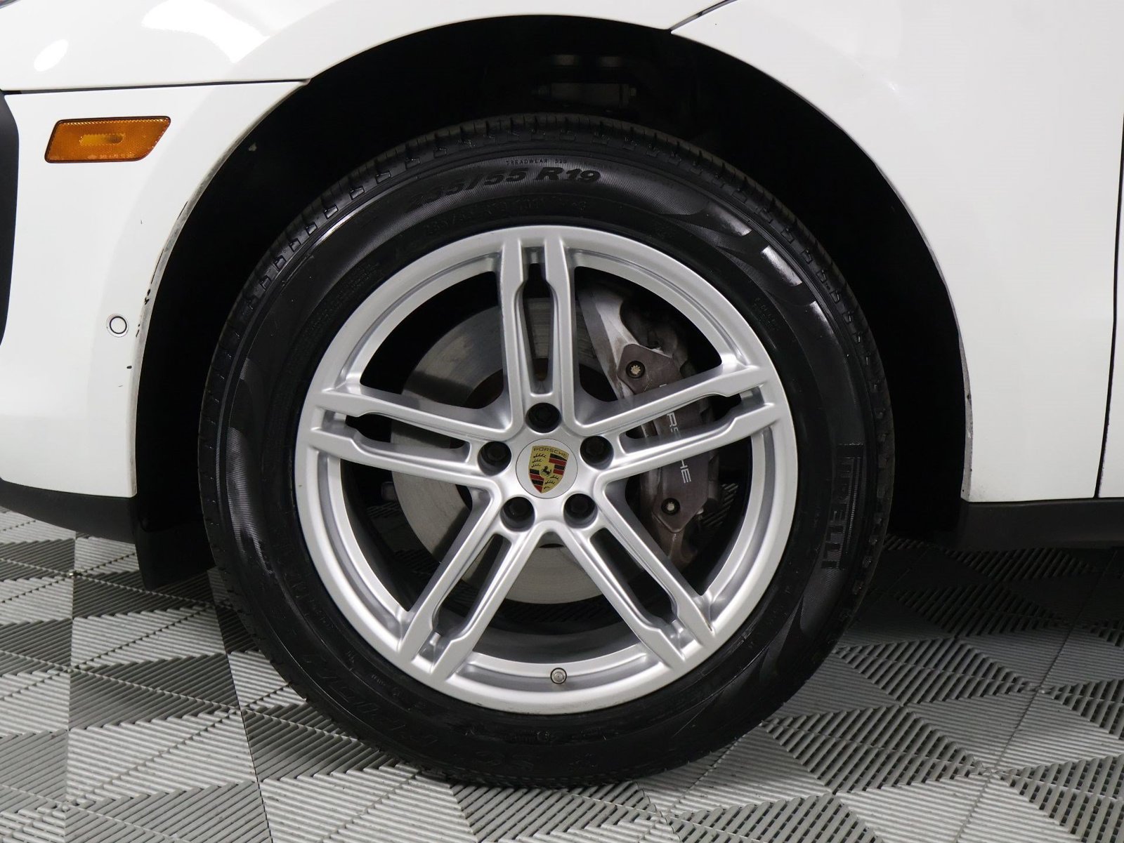 Certified 2023 Porsche Macan AWD/4WD image 30