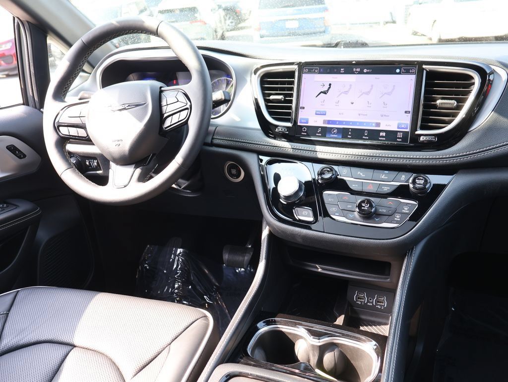 Used 2025 Chrysler Pacifica Limited FWD image 13