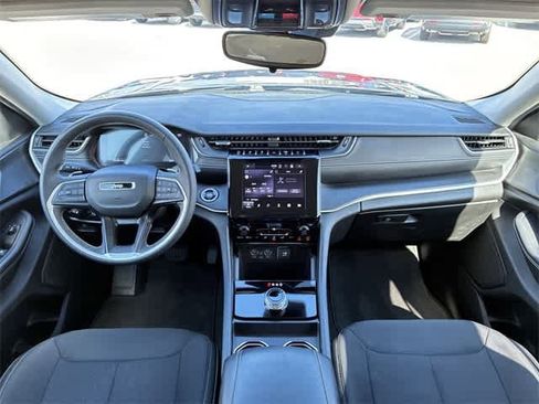 Used 2024 Jeep Grand Cherokee Laredo image 16