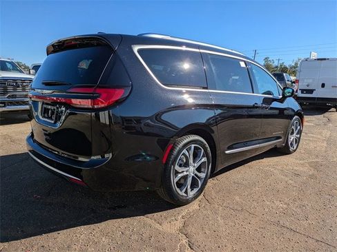 New 2026 Chrysler Pacifica Pinnacle image 4
