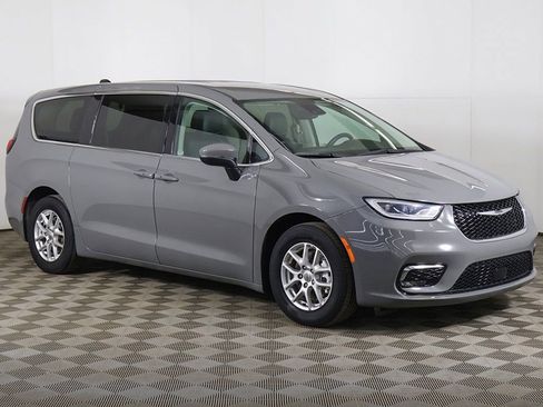 Used 2023 Chrysler Pacifica Touring-L image 56