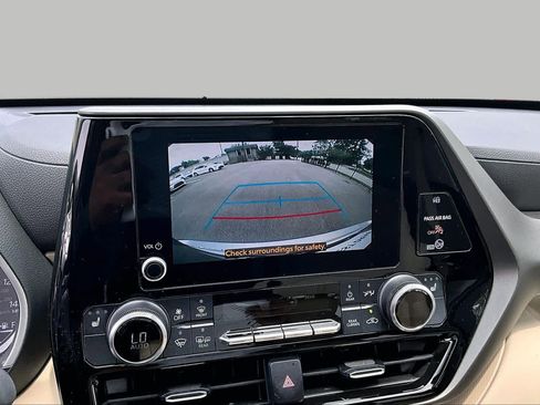 Used 2023 Toyota Highlander XLE FWD image 27