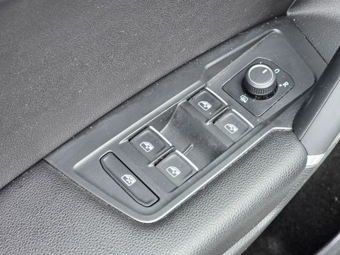 Used 2020 Volkswagen Tiguan SE image 23