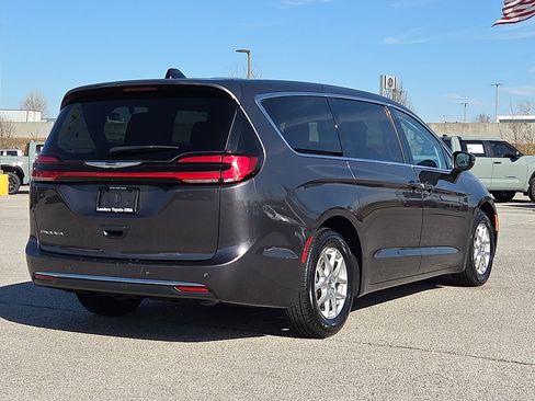 Used 2023 Chrysler Pacifica Touring-L image 5