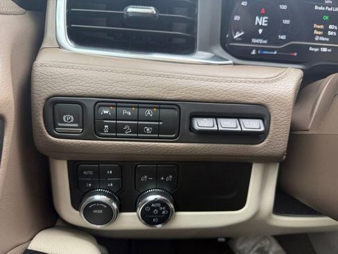 Used 2023 GMC Yukon XL Denali AWD/4WD image 22