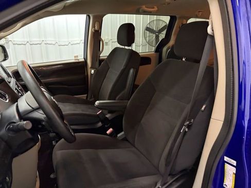 Used 2018 Dodge Grand Caravan SE w/ UConnect Hands-Free Group image 25