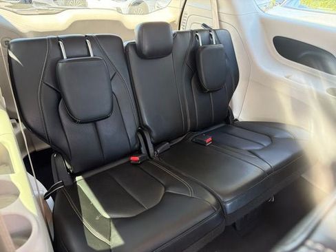 Used 2023 Chrysler Pacifica Touring-L FWD image 14