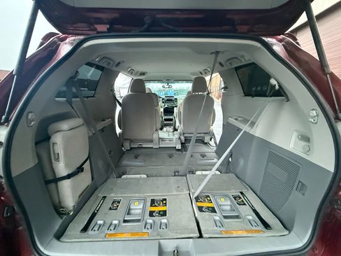 Used 2012 Toyota Sienna LE image 17