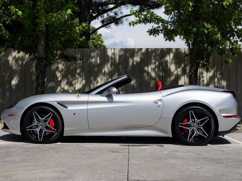 Used 2015 Ferrari California T image 12