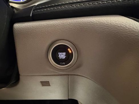 Used 2024 Chrysler Pacifica Limited FWD image 17