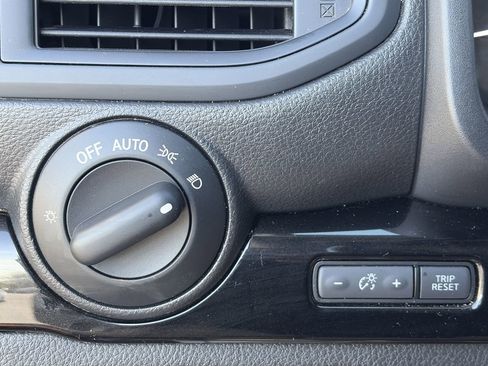 Used 2024 Nissan Titan SV w/ SV Convenience Package image 26