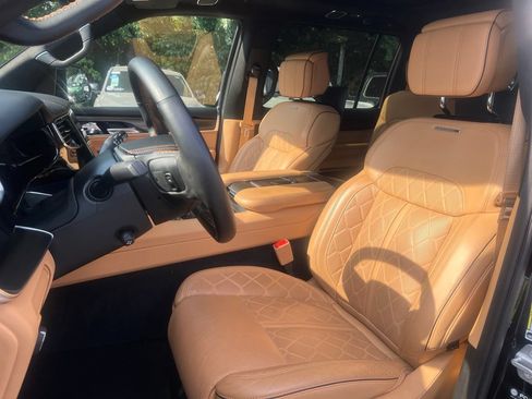 Used 2025 Jeep Grand Wagoneer Series III w/ Rear Seat Video Group 1 AWD/4WD image 16