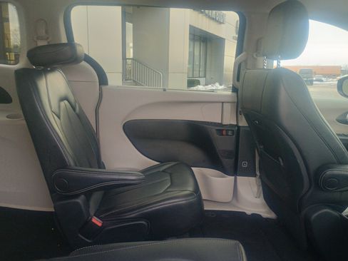 Used 2024 Chrysler Pacifica Touring-L image 16