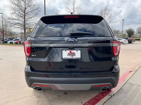 Used 2017 Ford Explorer XLT w/ Equipment Group 202A image 7