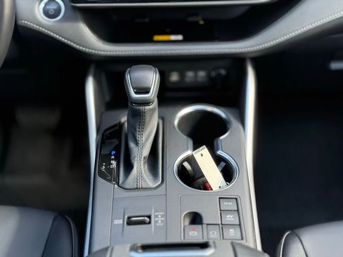 Certified 2025 Toyota Highlander XLE image 27