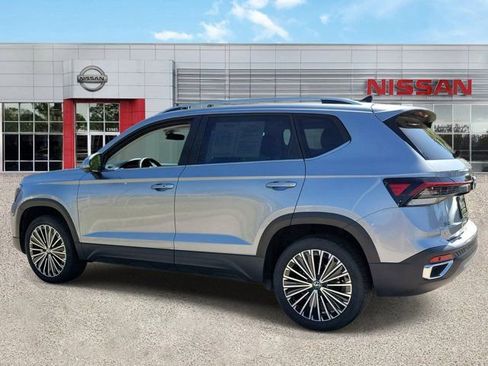 Used 2025 Volkswagen Taos SE FWD image 5