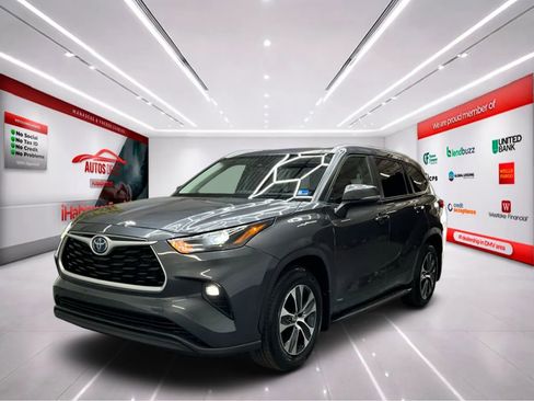 Used 2023 Toyota Highlander XLE image 3