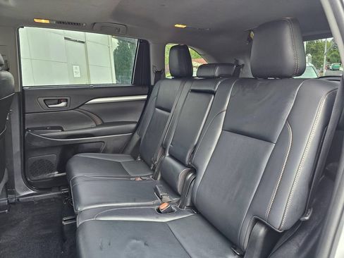 Used 2019 Toyota Highlander XLE AWD/4WD image 16