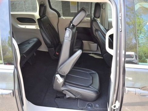 Used 2023 Chrysler Pacifica Touring-L FWD image 33