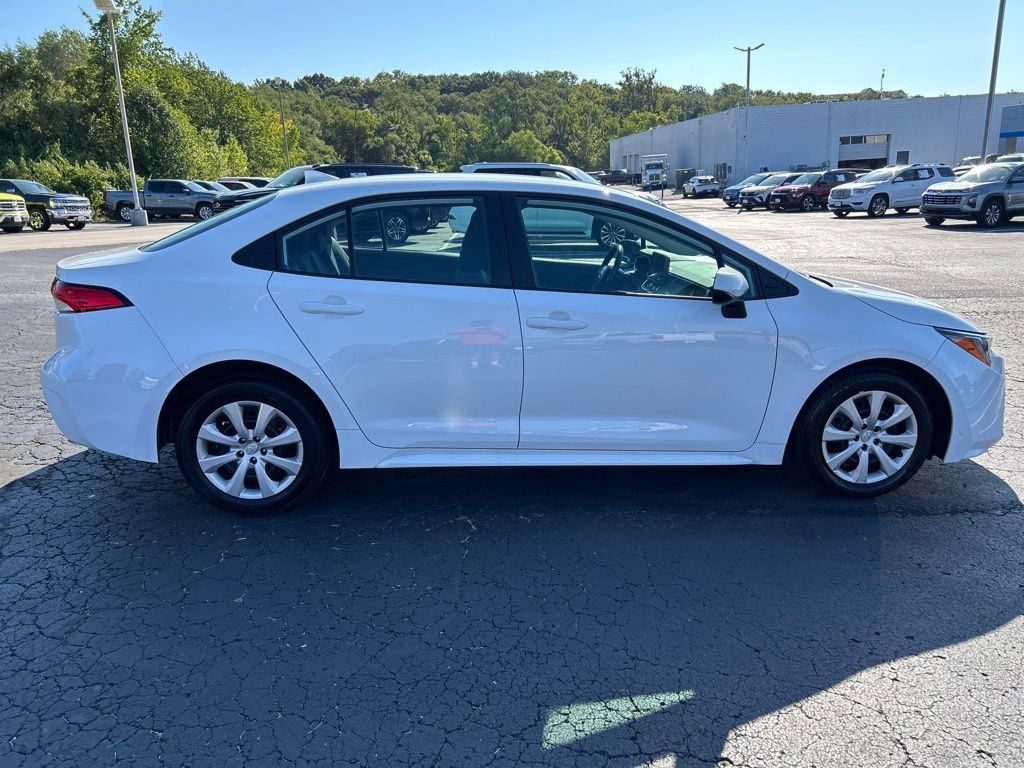 Used 2025 Toyota Corolla LE FWD image 4