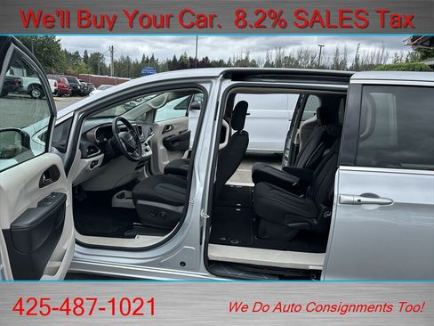 Used 2022 Chrysler Voyager LX FWD image 9