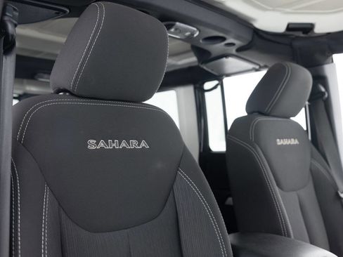 Used 2017 Jeep Wrangler Unlimited Sahara w/ Connectivity Group image 26