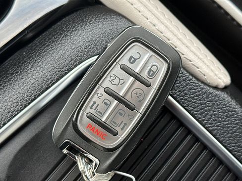 Used 2024 Chrysler Pacifica Limited image 37
