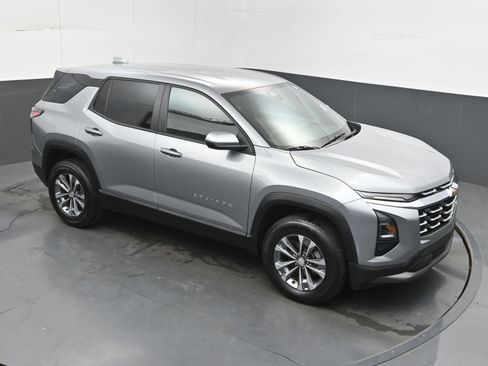 Used 2025 Chevrolet Equinox LT FWD image 32