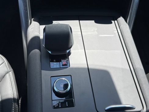 Used 2025 Land Rover Discovery Dynamic SE AWD/4WD image 15