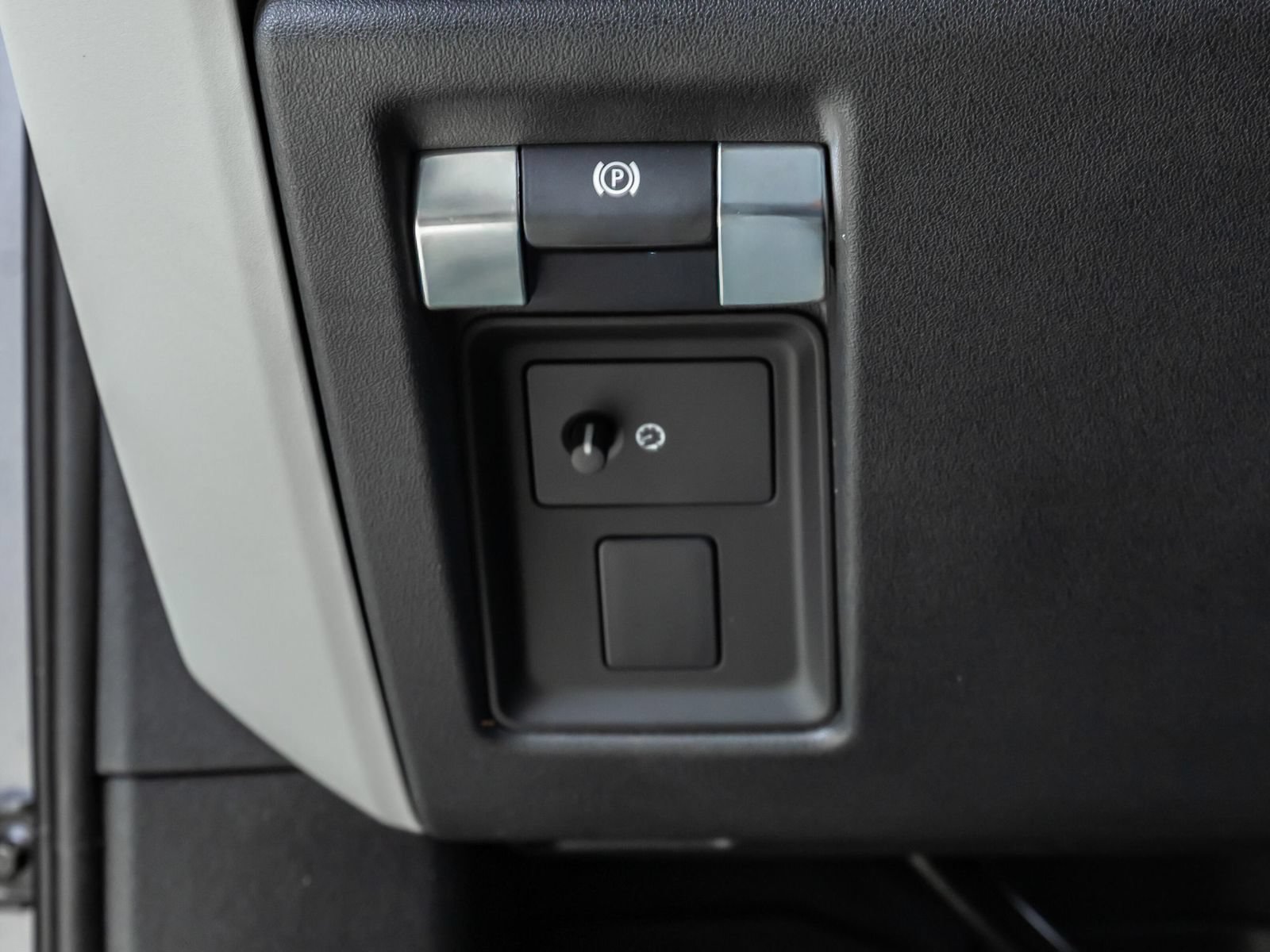 Used 2023 Land Rover Defender 130 X-Dynamic SE AWD/4WD image 15