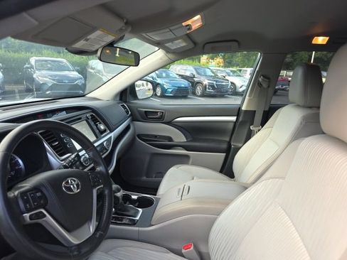 Used 2019 Toyota Highlander Plus FWD image 23