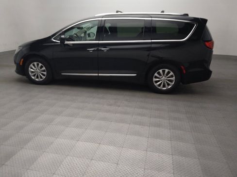 Used 2018 Chrysler Pacifica Touring-L w/ Premium Audio Group FWD image 3