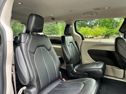 Used 2023 Chrysler Pacifica Touring-L FWD image 19