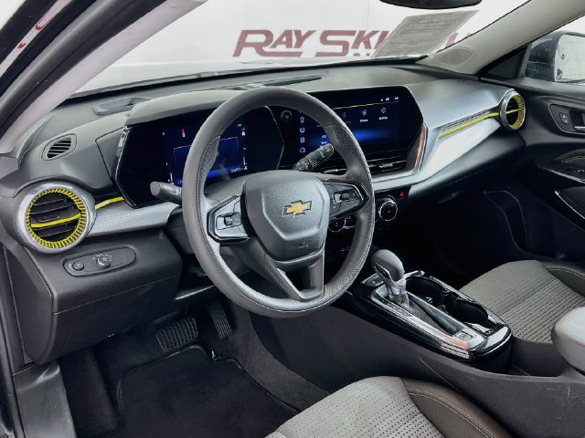 Used 2025 Chevrolet Trax LT FWD image 32