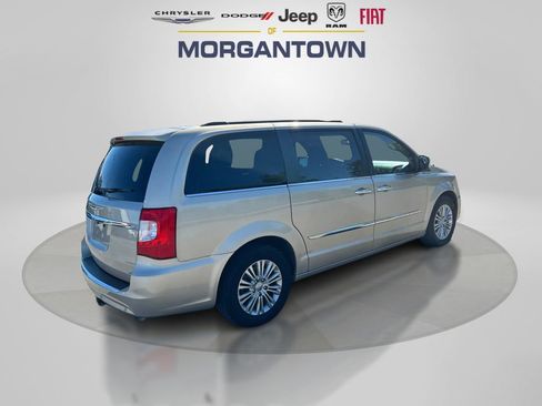 Used 2016 Chrysler Town & Country Touring-L image 5