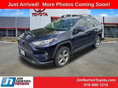 Used 2021 Toyota RAV4 XLE Premium image 2