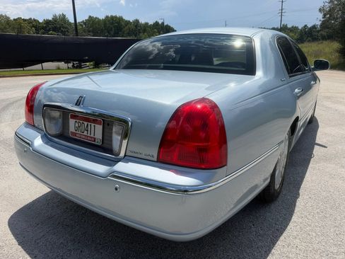 Used 2005 Lincoln Town Car Signature RWD image 5
