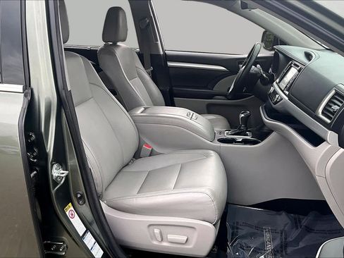Used 2018 Toyota Highlander XLE AWD/4WD image 8
