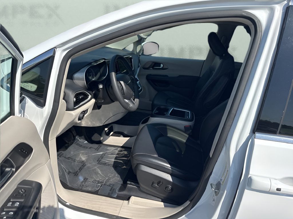 Used 2023 Chrysler Pacifica Touring-L FWD image 9