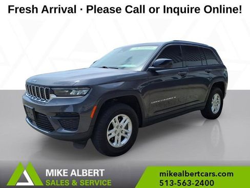 Used 2023 Jeep Grand Cherokee Laredo AWD/4WD image 3