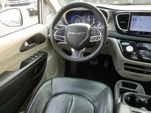Used 2022 Chrysler Pacifica Touring-L FWD image 9