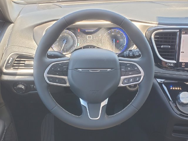 New 2027 Chrysler Pacifica Select w/ Family Tech Group AWD/4WD image 18