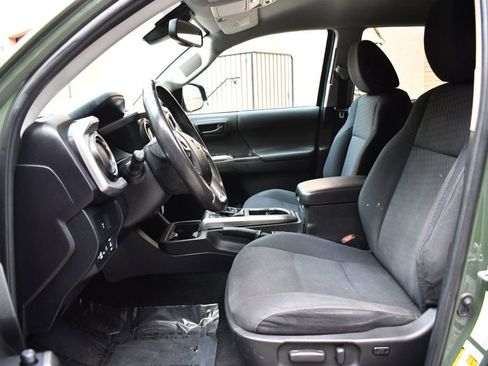 Used 2021 Toyota Tacoma SR5 w/ Trail Edition image 36