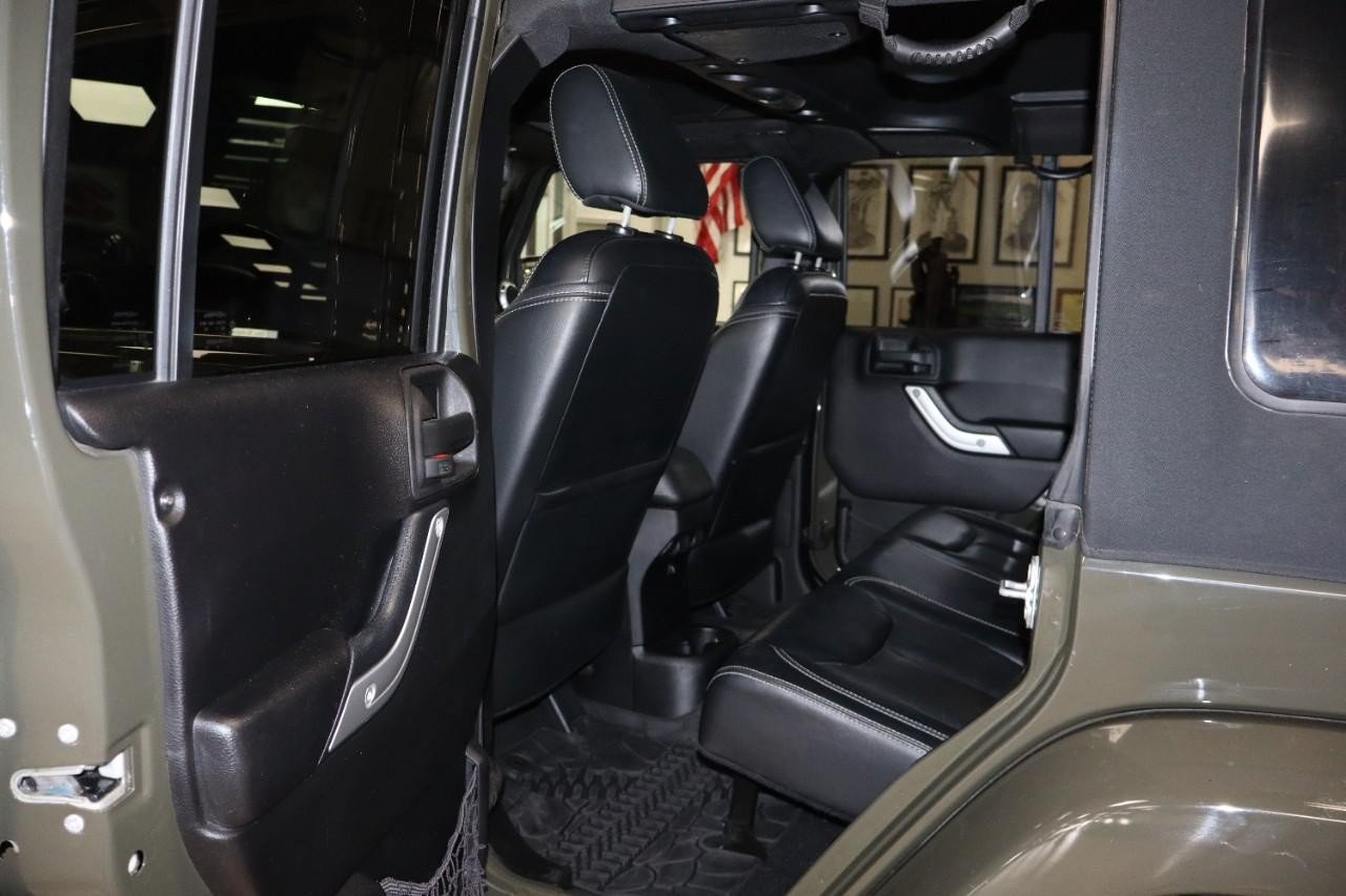 Used 2015 Jeep Wrangler Unlimited Sahara w/ Connectivity Group AWD/4WD image 19