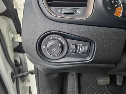 Certified 2023 Jeep Renegade Latitude AWD/4WD image 31