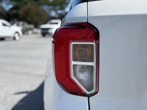 Used 2020 Ford Explorer XLT w/ Equipment Group 202A AWD/4WD image 8